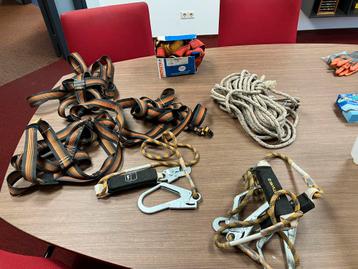 Doos met klimgordels karabijnen en touw beschikbaar voor biedingen