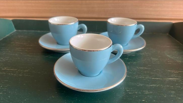 3 blauwe espresso kop en schotels Bavaria/Douwe Egberts p/3:, Verzamelen, Porselein, Kristal en Bestek, Zo goed als nieuw, Kop en/of schotel