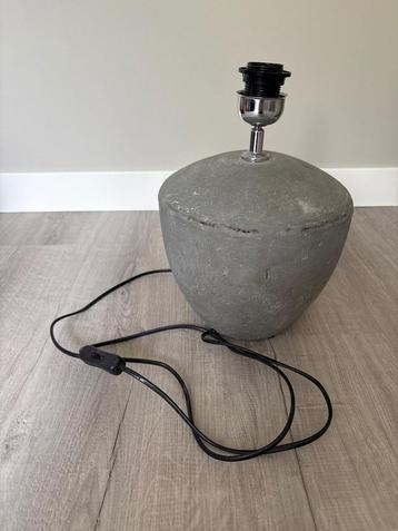 Stenen lampenvoet beschikbaar voor biedingen