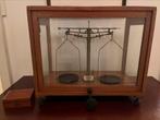 Laboratorium apothekers weegschaal vitrinekast Philip Harris, Antiek en Kunst, Antiek | Gereedschap en Instrumenten, Ophalen