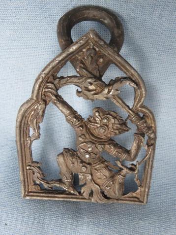 Antiek oosterse god in ornament van tin - 18e - 20e eeuw beschikbaar voor biedingen