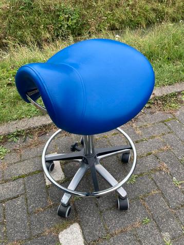 Nette ergonomische breede zadelkruk blauw met voetenring beschikbaar voor biedingen