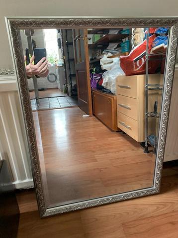 Grote spiegel om neer te zetten of om op te hangen beschikbaar voor biedingen