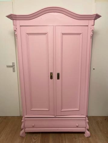 Antieke oud roze kledingkast te koop beschikbaar voor biedingen