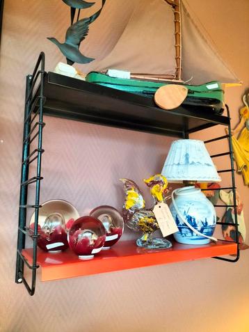 Vintage tomado boeken rek beschikbaar voor biedingen