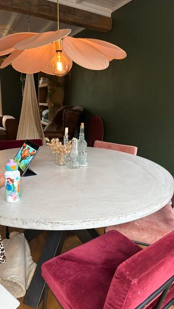Ronde eettafel beton  beschikbaar voor biedingen