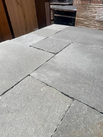 Chateau Raw Grey Bourgondische Dallen – Tijdloos & Robuust beschikbaar voor biedingen