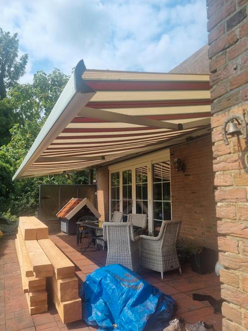 Groot, goedwerkend elektrisch zonnescherm, Tuin en Terras, Zonneschermen, Gebruikt, Knikarmscherm, 450 cm of meer, Elektrisch
