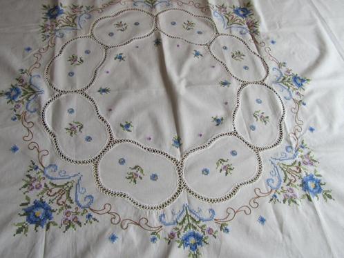 Geborduurd tafelkleed met blauwe bloemen rond tafelkleed, Antiek en Kunst, Antiek | Kleden en Textiel, Verzenden