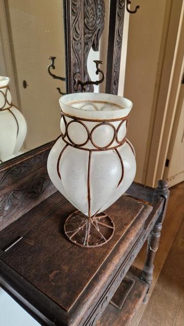 Smeedijzeren Vaas/Windlicht met Matglas - Art Deco Stijl beschikbaar voor biedingen