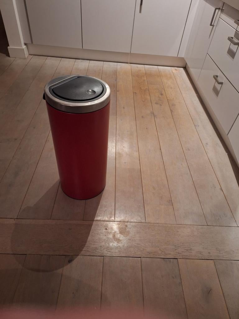 Brabantia prullenbak bordeauxrood 30 liter, Huis en Inrichting, Woonaccessoires | Prullenbakken, Ophalen, Rvs, 50 tot 75 cm