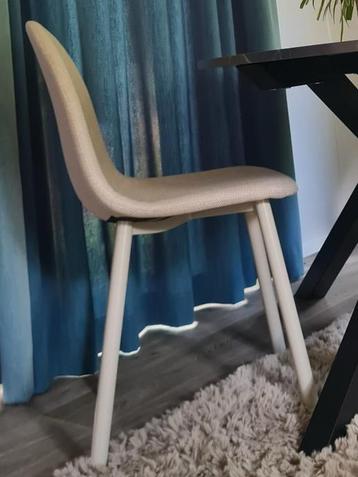 4 prachtige eettafel stoellen beschikbaar voor biedingen