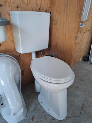 geberit toilet met laaghangend reservoir, achteraansluiting. beschikbaar voor biedingen