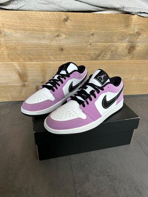 Air Jordan 1 Low SE Violet maat 43, Kleding | Heren, Schoenen, Zo goed als nieuw, Overige kleuren, Verzenden