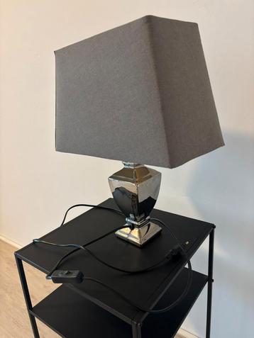 Schemerlamp met grijze kap. beschikbaar voor biedingen