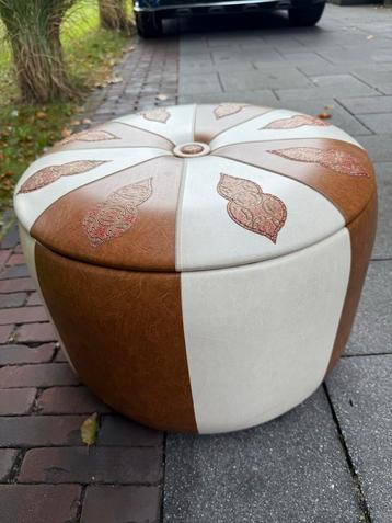 Vintage jaren 60 poef met opbergruimte beschikbaar voor biedingen