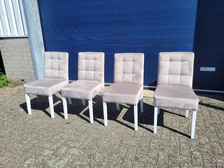 4 nieuwe zandkleur stoffen stoelen met knoop in de rug, Huis en Inrichting, Stoelen, Nieuw, Stof, Ophalen