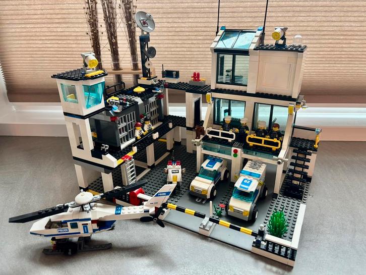 Lego politie gevangenis 7744 & 7741 grote set, Kinderen en Baby's, Speelgoed | Duplo en Lego, Gebruikt, Lego, Complete set, Ophalen of Verzenden