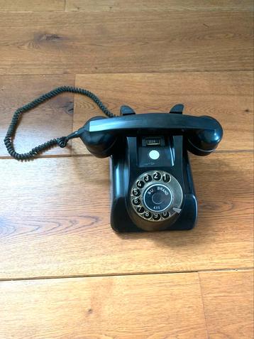 Vintage bakelieten telefoon van de PTT beschikbaar voor biedingen