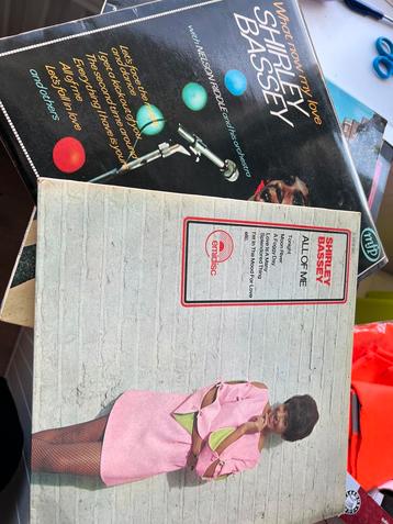 Shirley bassey beschikbaar voor biedingen