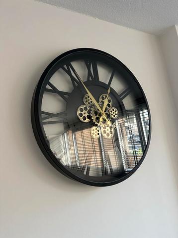 Zwarte Wandklok met Gouden Details beschikbaar voor biedingen