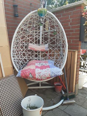 Hangend ei met kussen beschikbaar voor biedingen