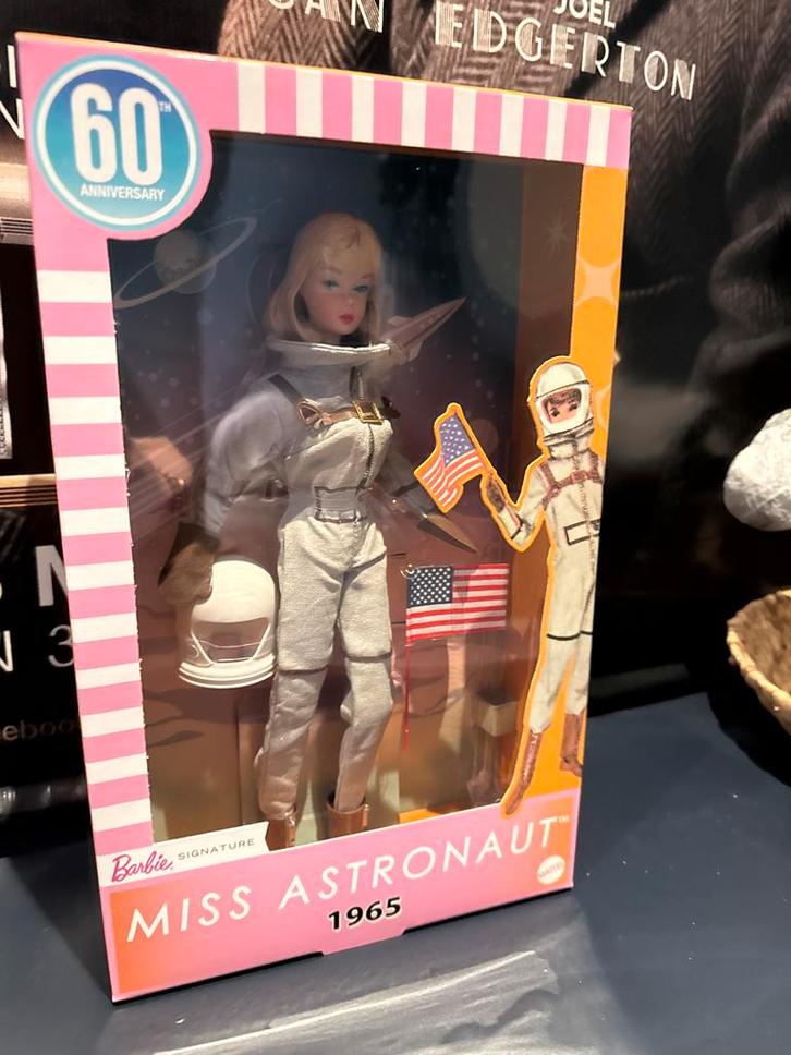 Barbie Miss Astronaut 60 Jaar Jubileum, Kinderen en Baby's, Speelgoed | Poppen, Nieuw, Barbie, Ophalen of Verzenden