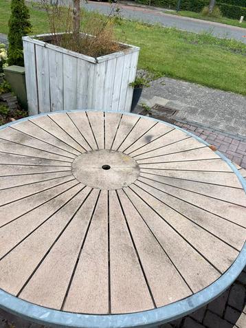 Ronde Picknicktafel met Banken beschikbaar voor biedingen