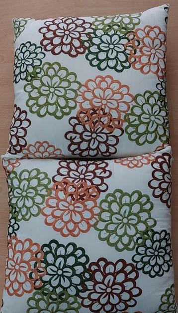 2 Sierkussens met bloemmotief 40x40cm beschikbaar voor biedingen
