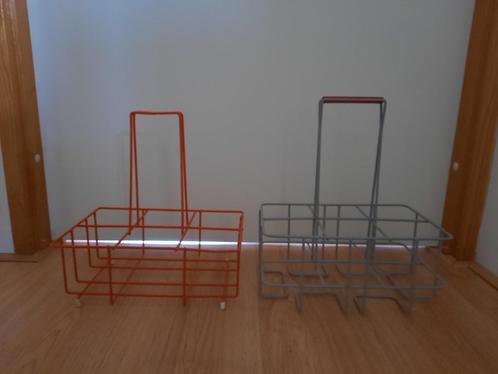 2 Flessenrekken, o.a. Tomado, grijs, oranje, vintage, Antiek en Kunst, Curiosa en Brocante, Ophalen