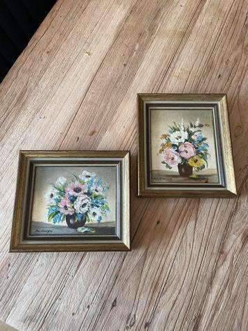 Vintage bloemstilleven schilderijen olieverf 2 stuks beschikbaar voor biedingen