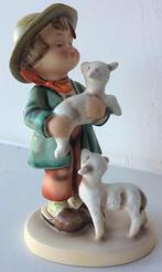 Herdersjongen met twee schaapjes, past bij Hummel kerststal., Verzamelen, Ophalen of Verzenden, Zo goed als nieuw, Hummel