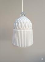 prachtige hanglamp met een witte glazen kap in vintage stijl, Huis en Inrichting, Lampen | Hanglampen, Ophalen of Verzenden, Zo goed als nieuw