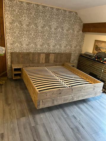 Zwevend bed steigerhout beschikbaar voor biedingen