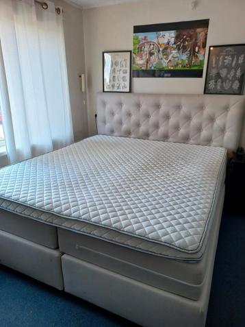 Boxspring beige kingsize bed met topper.  beschikbaar voor biedingen