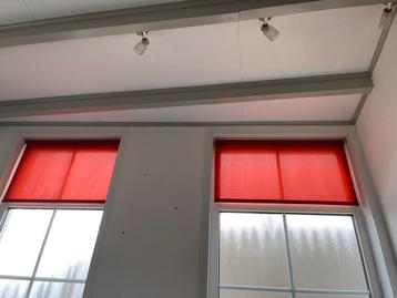 2 Rode Rolgordijnen beschikbaar voor biedingen