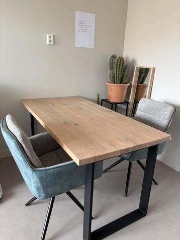 Massief eikenhouten eettafel met metaal onderstel beschikbaar voor biedingen