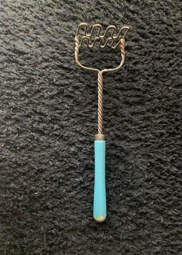 Vintage aardappel stamper aardappelstamper blauw beschikbaar voor biedingen