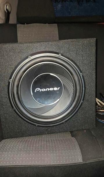Pioneer sub, hoedeplankboksen, radio en ampire versterker beschikbaar voor biedingen