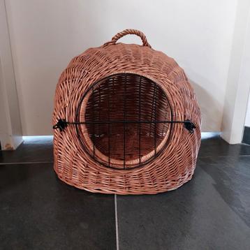 Rieten kattenmand beschikbaar voor biedingen