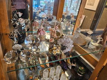 Kristal, beeldjes, vitrine kast inhoud beschikbaar voor biedingen