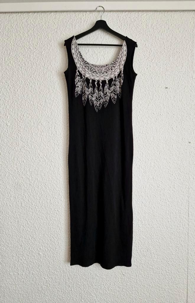 Zwarte jurk met veren print maat L.  Vero Moda, Kleding | Dames, Jurken, Zo goed als nieuw, Maat 38/40 (M), Zwart, Boven de knie
