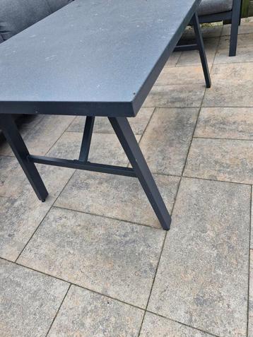 Mooie tafel met tempered glas beschikbaar voor biedingen