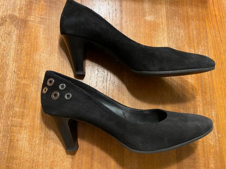 Gevim, handmade zwarte suede pumps, 39,5 - Vera Gomma Italy, Kleding | Dames, Schoenen, Zo goed als nieuw, Pumps, Zwart, Ophalen of Verzenden