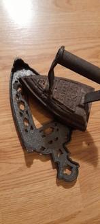 Antiek Strijkijzer met Onderzetter, Antiek en Kunst, Ophalen