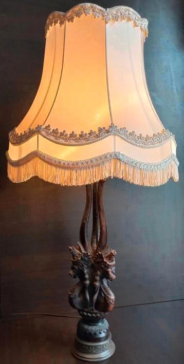 Antiek houtgesneden beeld reliëf dragen tafellamp brons voet beschikbaar voor biedingen