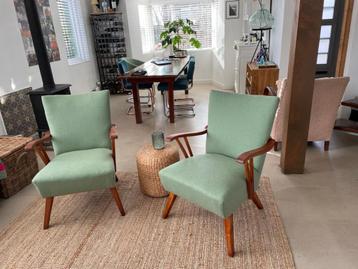Refurbished Deens design stoeltjes beschikbaar voor biedingen