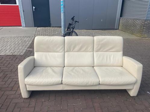 Zeer nette banken van wit leer, Huis en Inrichting, Banken | Bankstellen, Zo goed als nieuw, Rechte bank, Driepersoons, 75 tot 100 cm