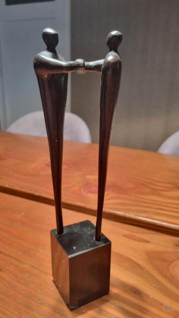 Bronzen beeld van handschuddende personen beschikbaar voor biedingen