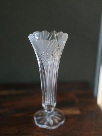 Mooi vintage kristallen vaasje beschikbaar voor biedingen